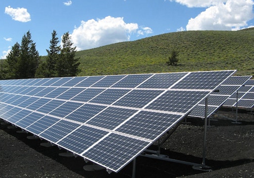 以自主創(chuàng)新為依托，以新能源和新材料為主要發(fā)展方向...